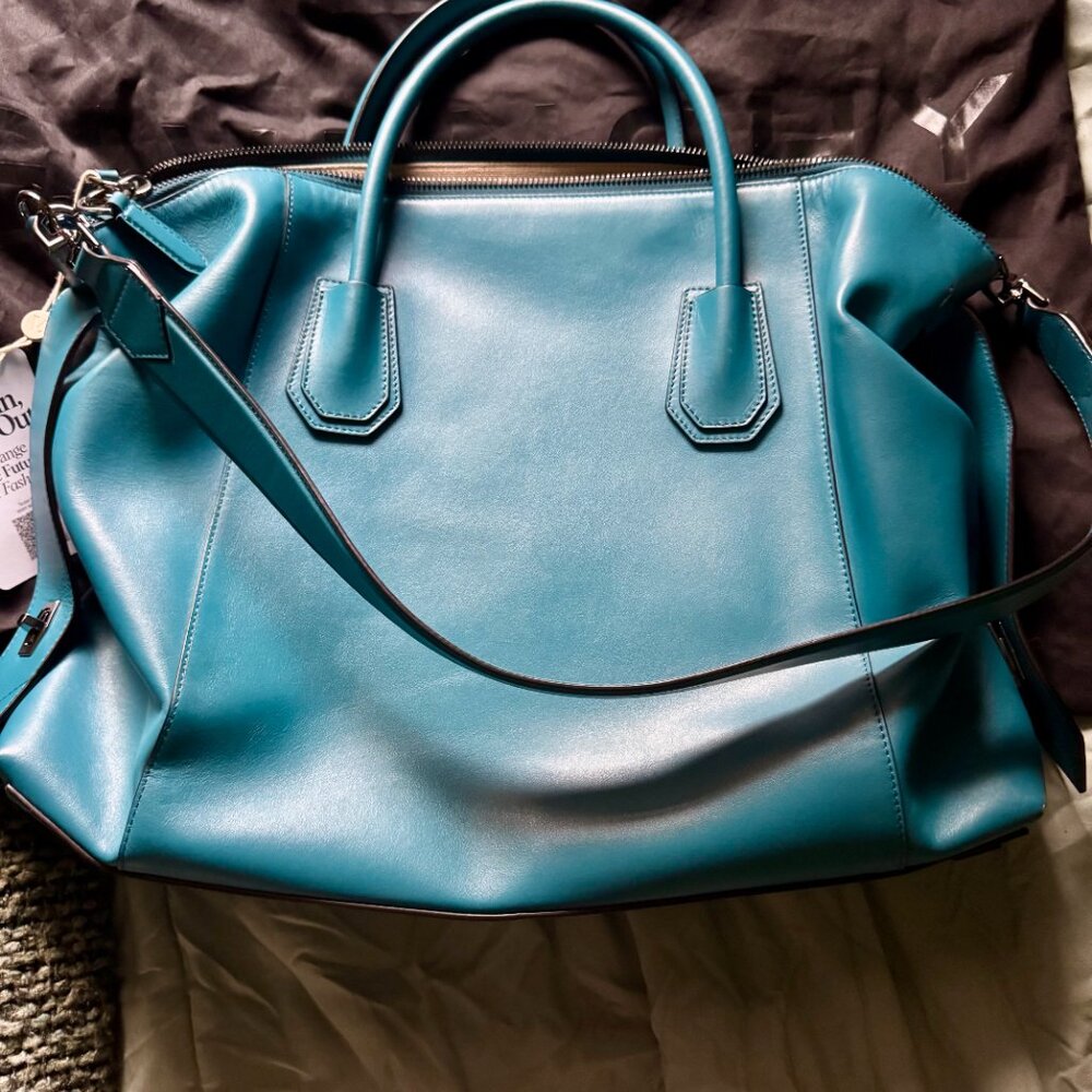 COPY - GIVENCHY Medium Soft Antigona in Petrol Blue. - Picture 3 of 17